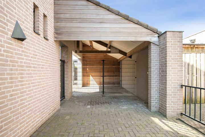 Bekijk foto 43 van Van Irhovenstraat 15