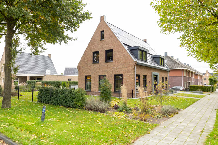 Bekijk foto 62 van Ten Hoevestraat 28