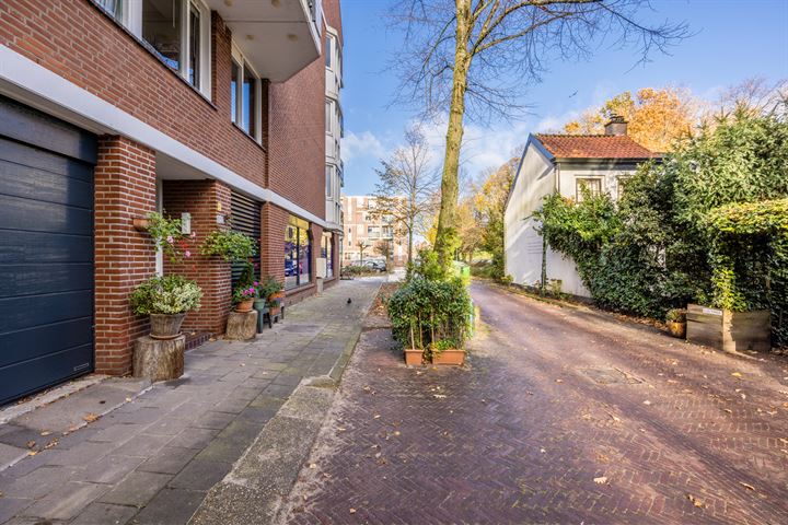 Bekijk foto 2 van Frederikstraat 835