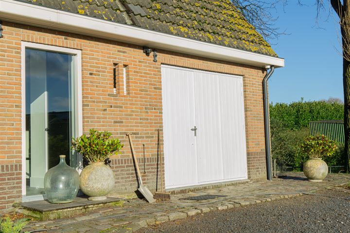 View photo 36 of Broekermeerdijk 8