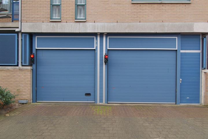 Bekijk foto 1 van Raadhuisstraat parkeren