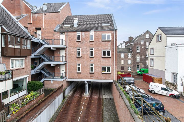 Bekijk foto 36 van Raamstraat 8