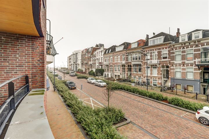 Bekijk foto 2 van Coosje Buskenstraat 132