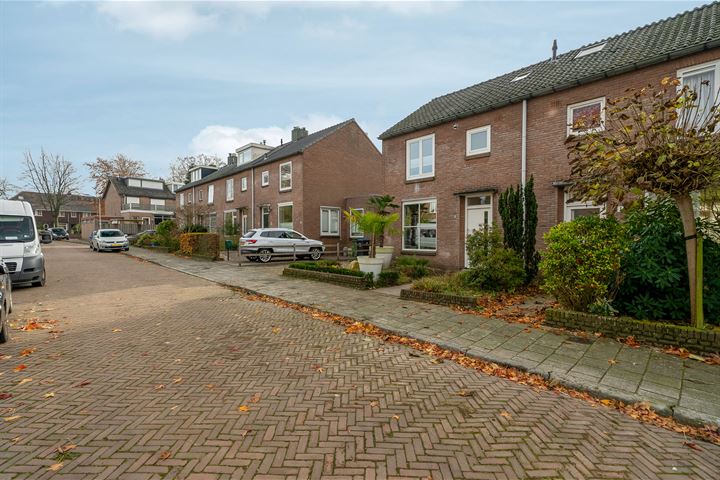 Bekijk foto 41 van Glimwormstraat 9