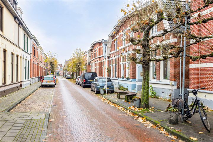 Bekijk foto 38 van Waldeckstraat 8