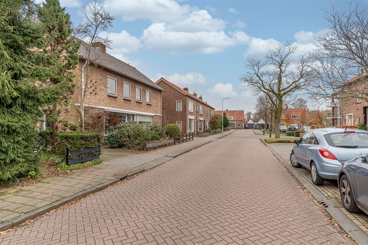 Bekijk foto 3 van Koningin Emmastraat 19