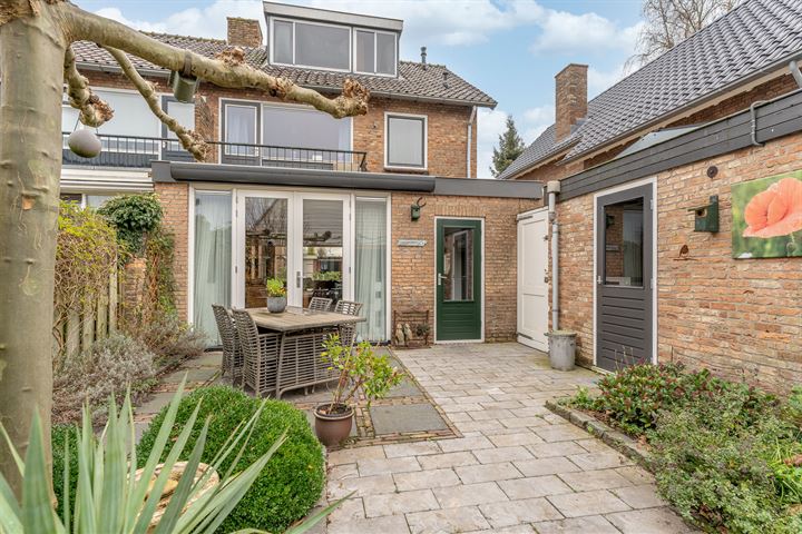 Bekijk foto 38 van Koningin Emmastraat 19