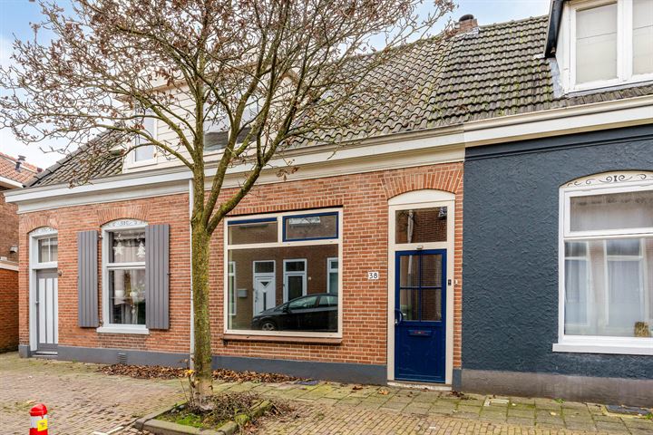 View photo 1 of Spoorstraat 38