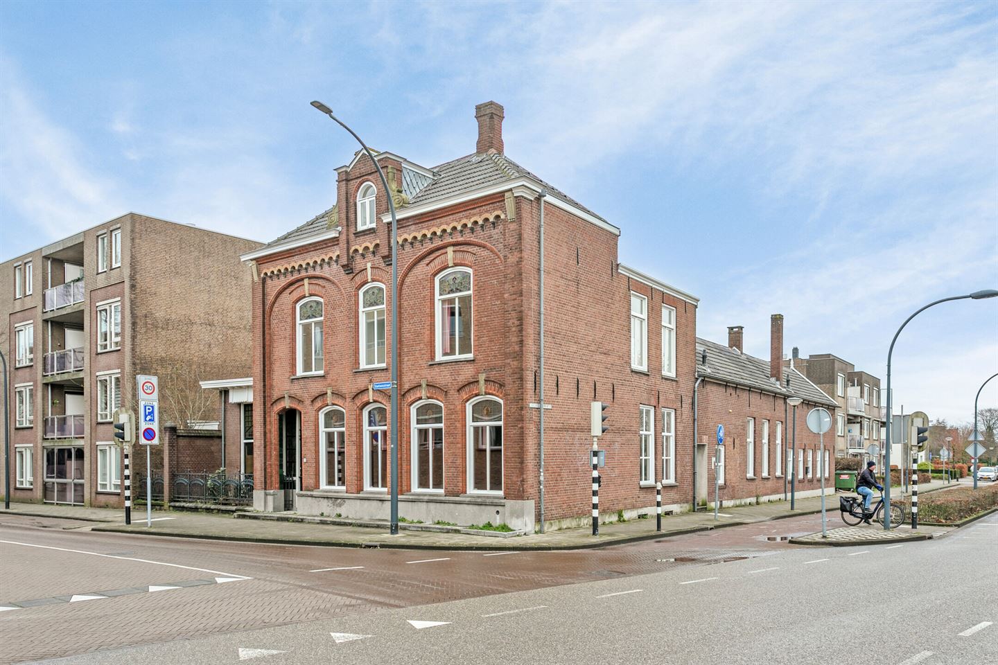 View photo 1 of Stationsstraat 129