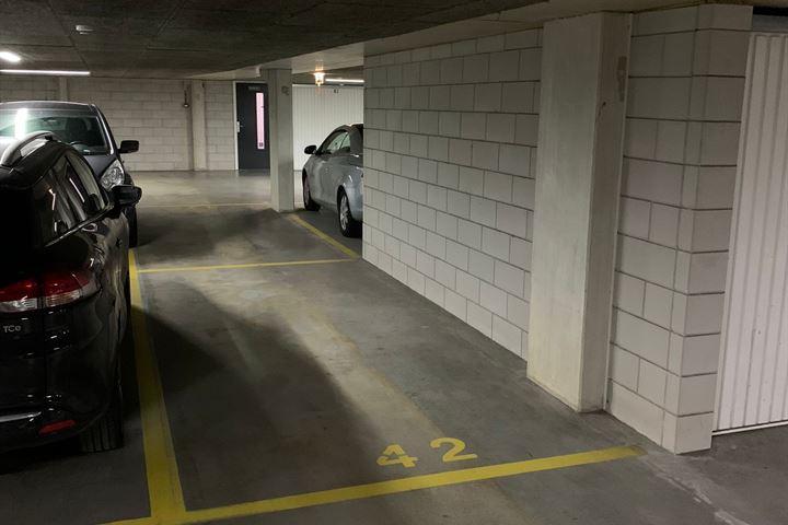 Bekijk foto 2 van Artemisstraat parkeerplaats 42