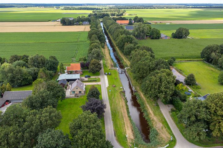 Bekijk foto 2 van Kanaalstraat 1