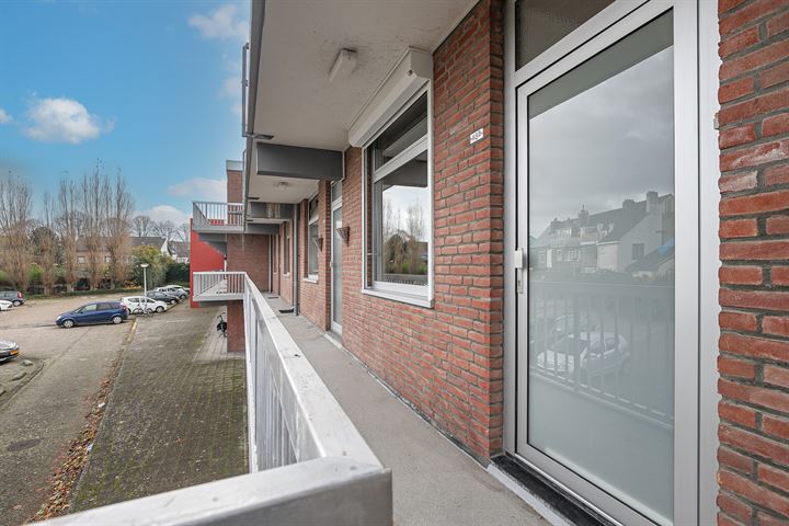 View photo 2 of Dokter van Kleefstraat 48-B