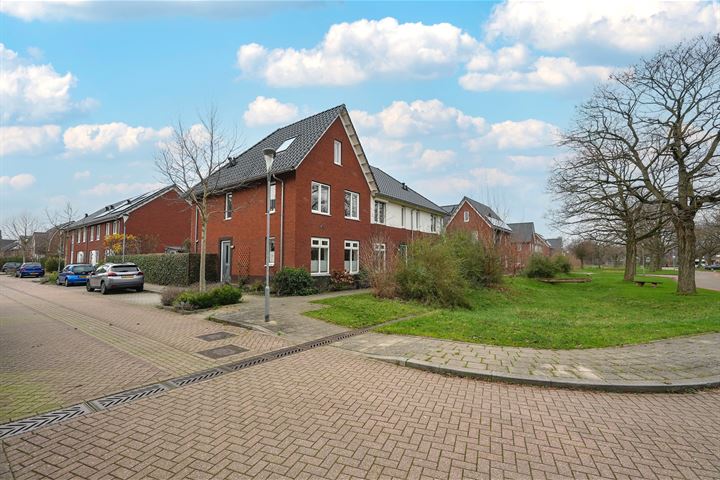 Bekijk foto 34 van Fluweelboomstraat 8