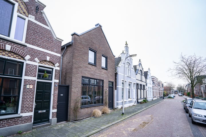 View photo 2 of Emmastraat 57