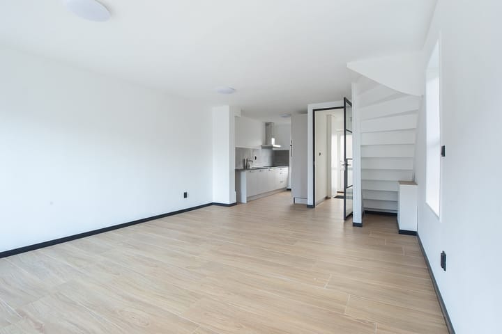 Photo 8 of Moesdistelstraat 1