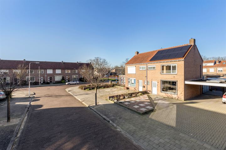 Bekijk foto 36 van Van Karnebeekstraat 13