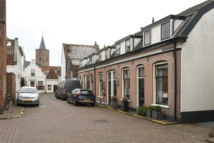 View photo 2 of Huizerpoortstraat 9