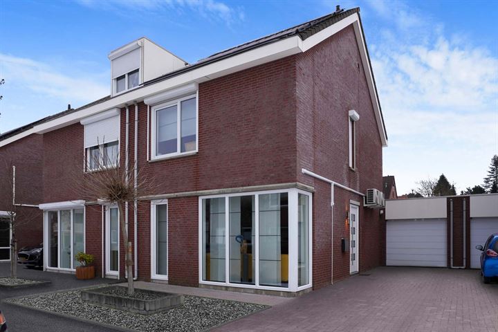 View photo 1 of Pensionaatstraat 54