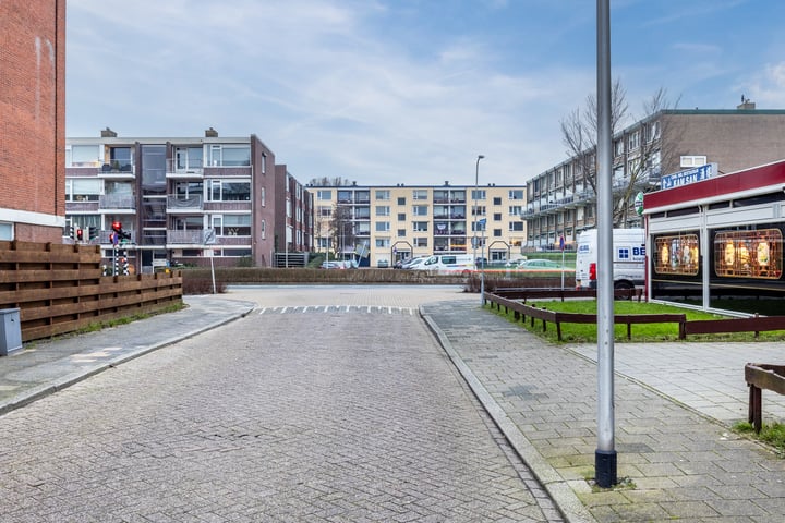 Bekijk foto 40 van Troelstrastraat 65