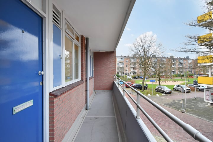 Bekijk foto 2 van Van Adrichemstraat 25