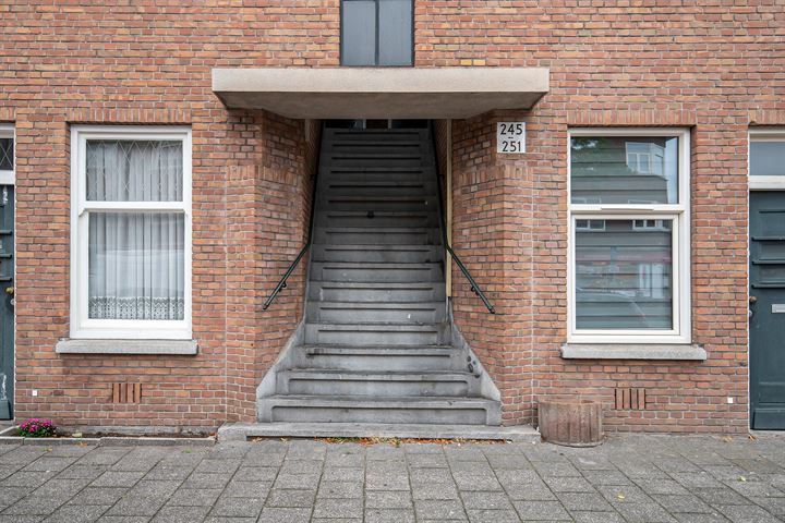 Bekijk foto 3 van Van Musschenbroekstraat 245