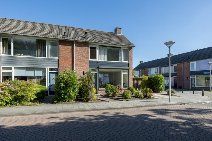 Bekijk foto 2 van Van Brabantstraat 15