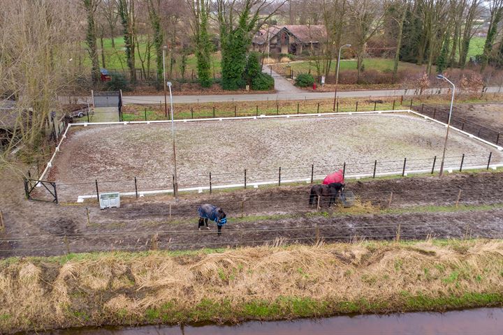 Bekijk foto 2 van Oude Bredasepostbaan 1