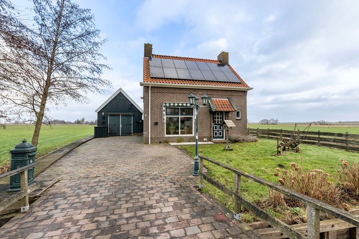 View photo 1 of Leeuwarderweg 14