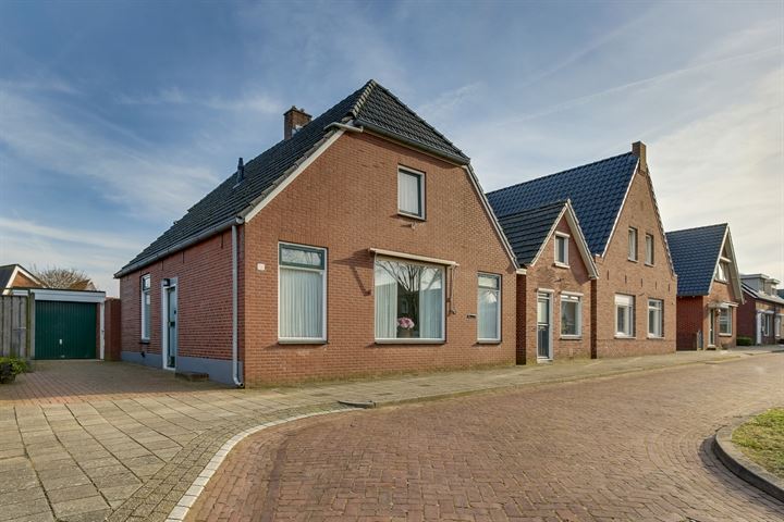 View photo 2 of Van den Broekestraat 33