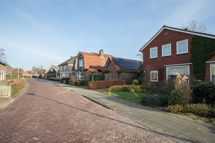 View photo 2 of Landmanstraat 6