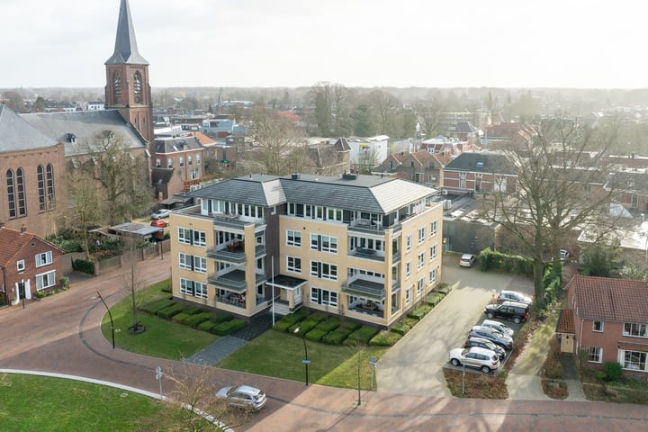 View photo 2 of Schoolstraat 38