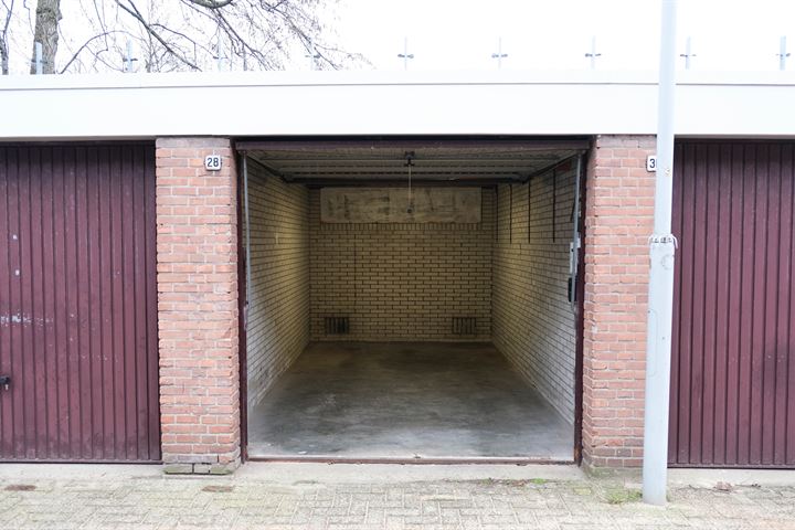 Bekijk foto 2 van Garonnestraat 28