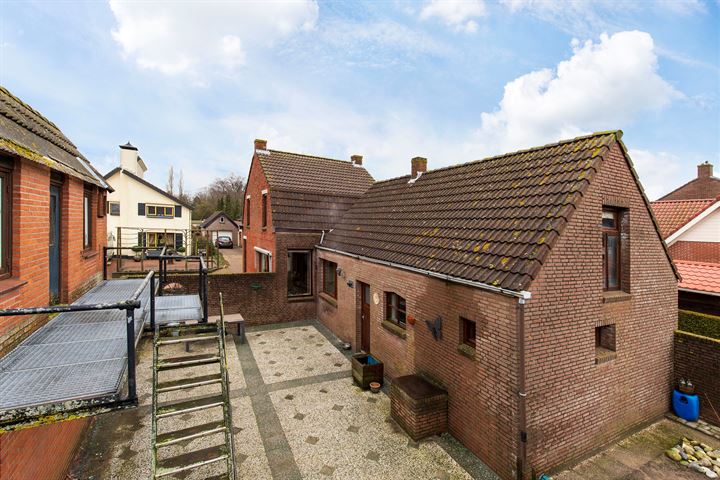 View photo 3 of Bergstraat 10