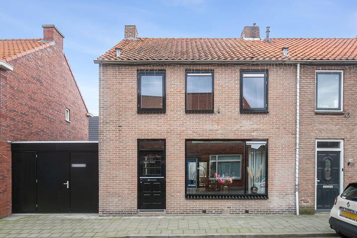 Bekijk foto 2 van Emmeloordstraat 22