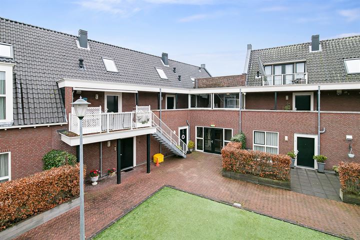 View photo 3 of Emmastraat 35