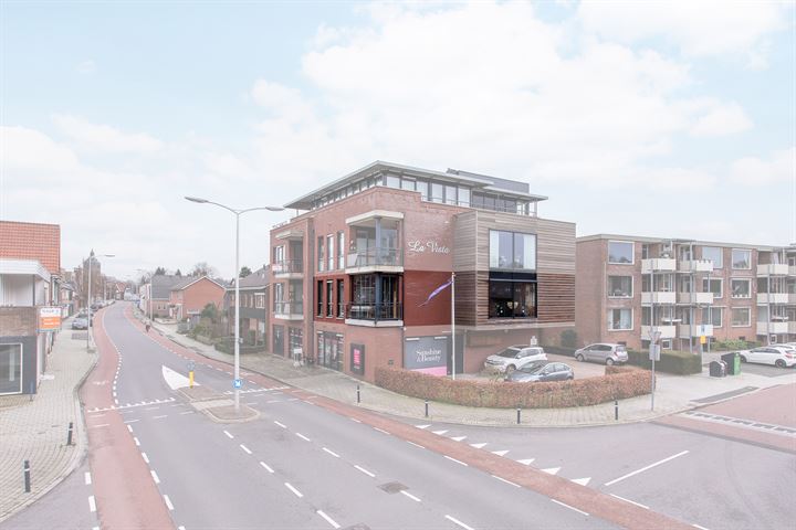 View photo 2 of Titus Brandsmastraat 110