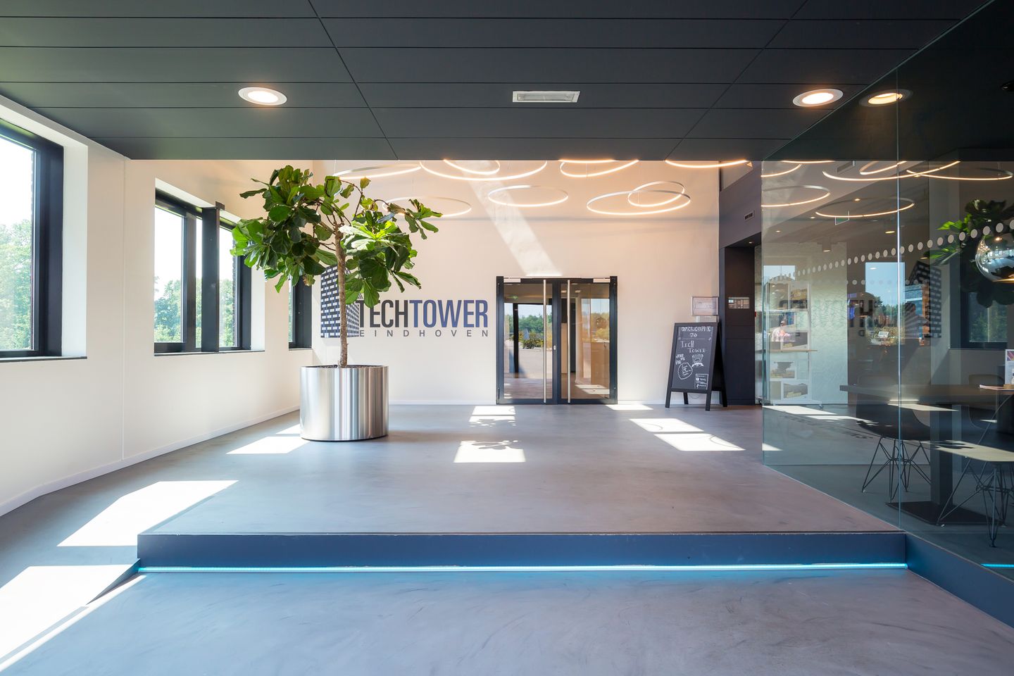 View photo 3 of Flight Forum 80-119