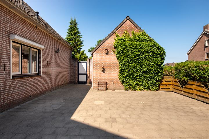 View photo 38 of Burgemeester Voetenstr 33