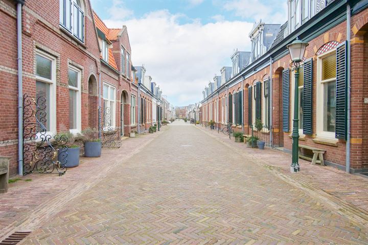 View photo 2 of Janzenstraat 74