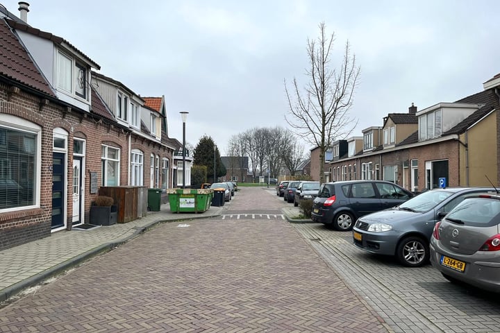 View photo 2 of Oranjestraat 31