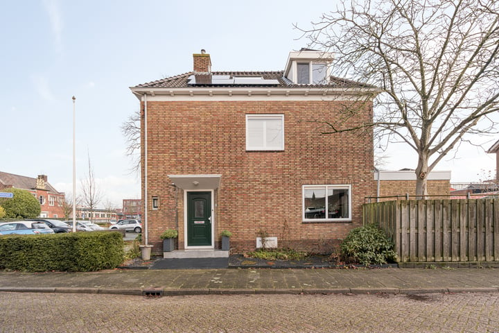 Bekijk foto 32 van Troelstrastraat 12