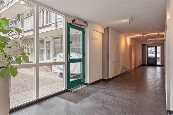 Bekijk foto 3 van Graaf van Burenstraat 2-F5