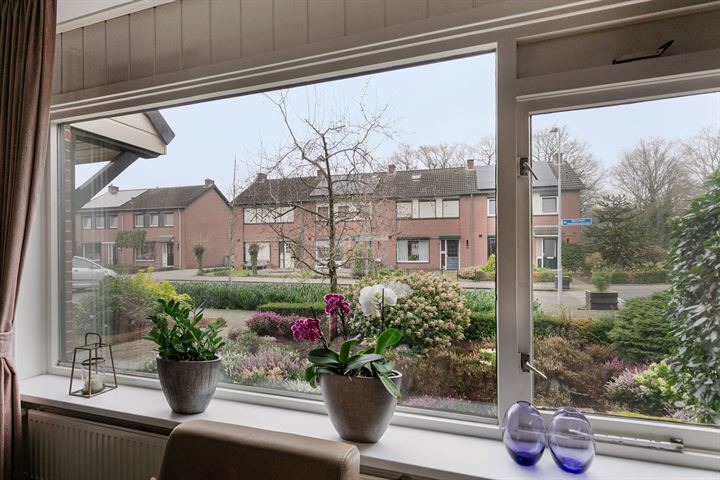 Bekijk foto 10 van Meindert Hobbemastraat 35