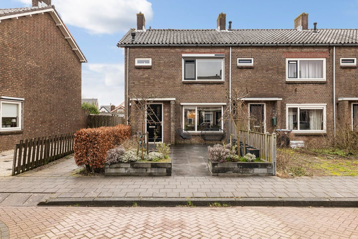 Bekijk foto 1 van van der Eijndestraat 9