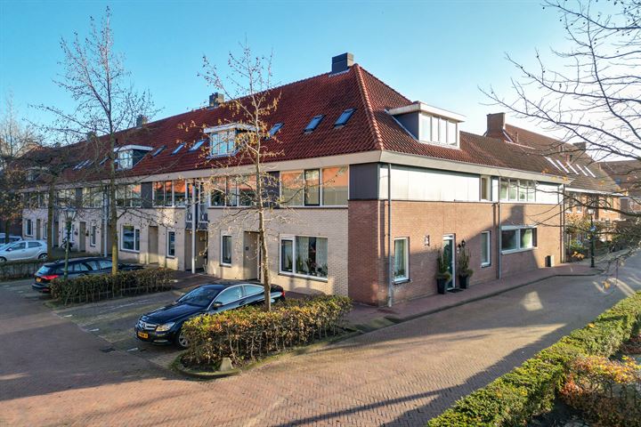 Bekijk foto 1 van Warmoezenierstraat 1