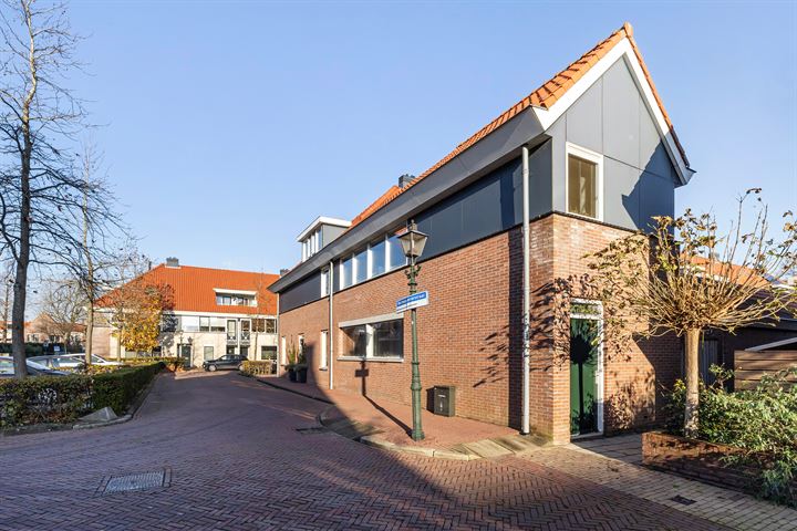 Bekijk foto 2 van Warmoezenierstraat 1