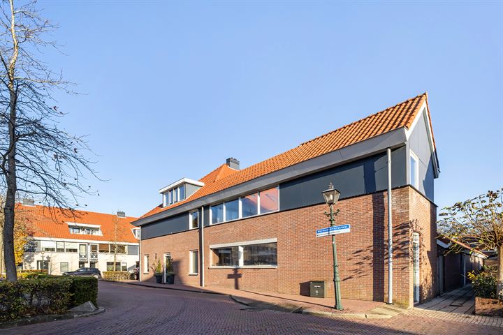 Bekijk foto 37 van Warmoezenierstraat 1