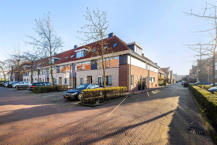 Bekijk foto 39 van Warmoezenierstraat 1