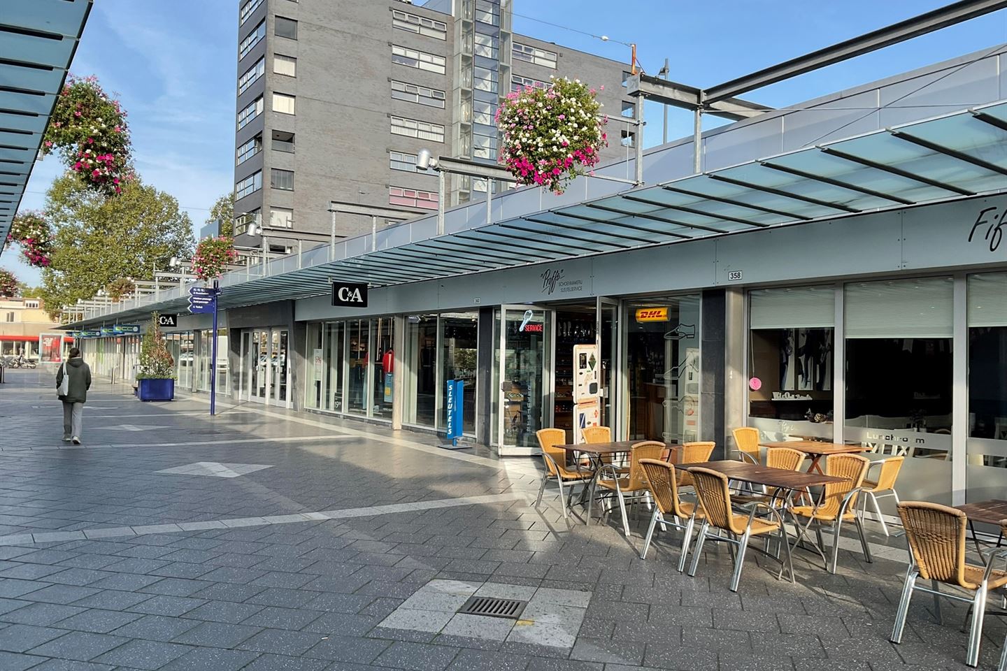 View photo 2 of Winkelcentrum Woensel 358