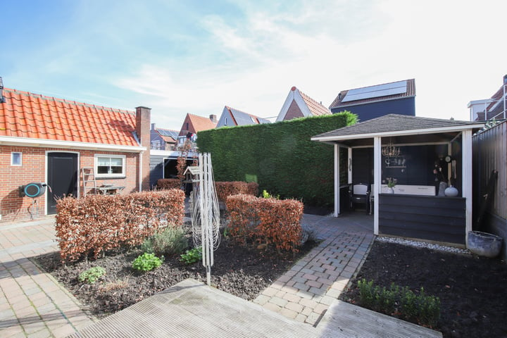 View photo 32 of Irenestraat 9